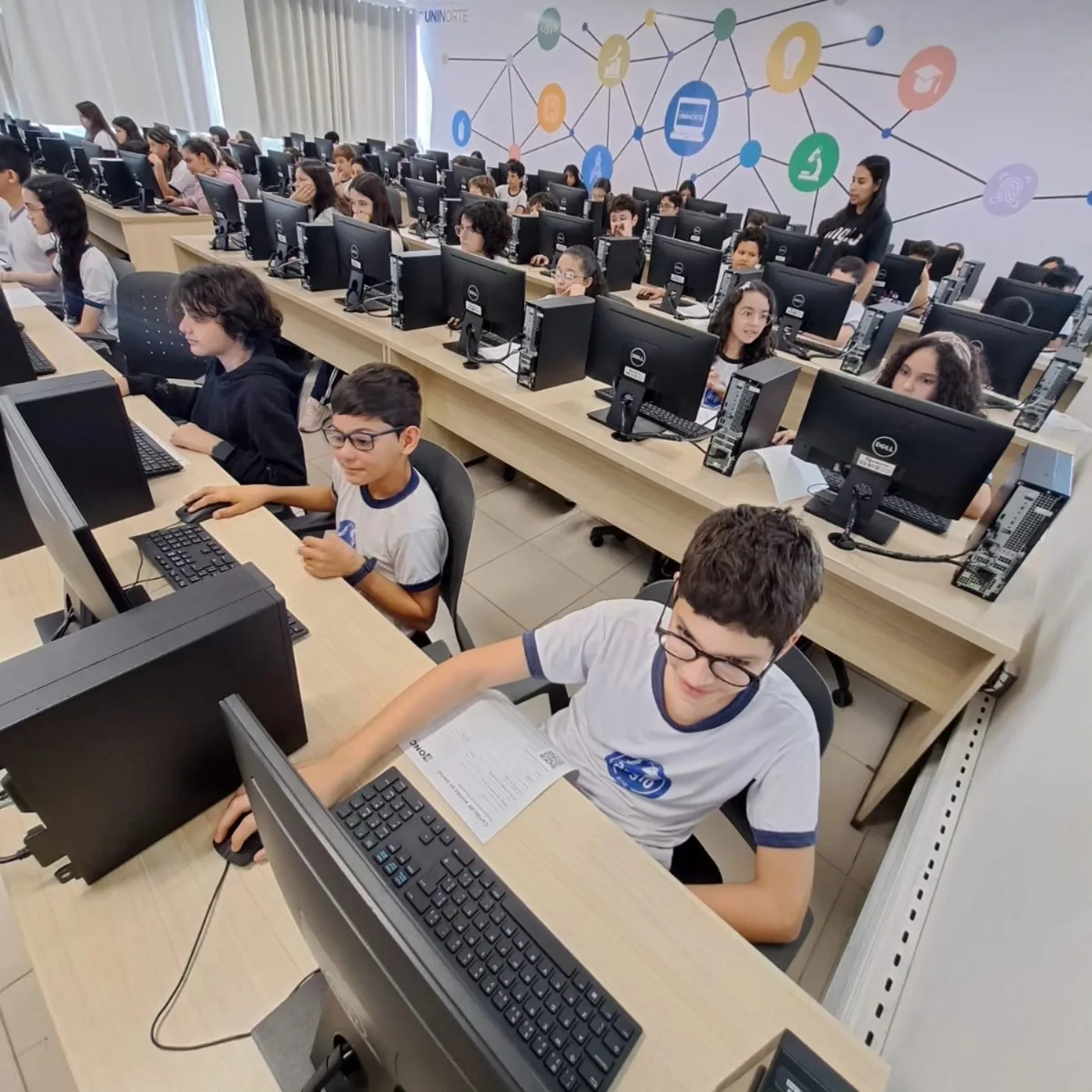 Estudantes utilizam computadores no laboratório de informática